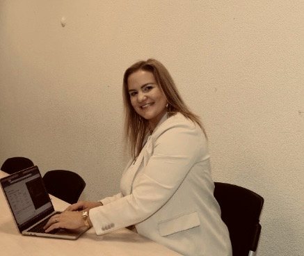 Sabine Jacot travaillant à son ordinateur