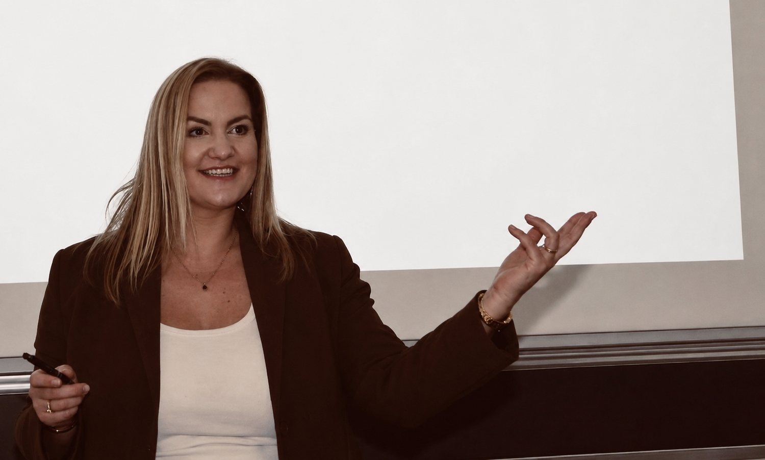 Sabine Jacot en conférence, désignant un écran de projection